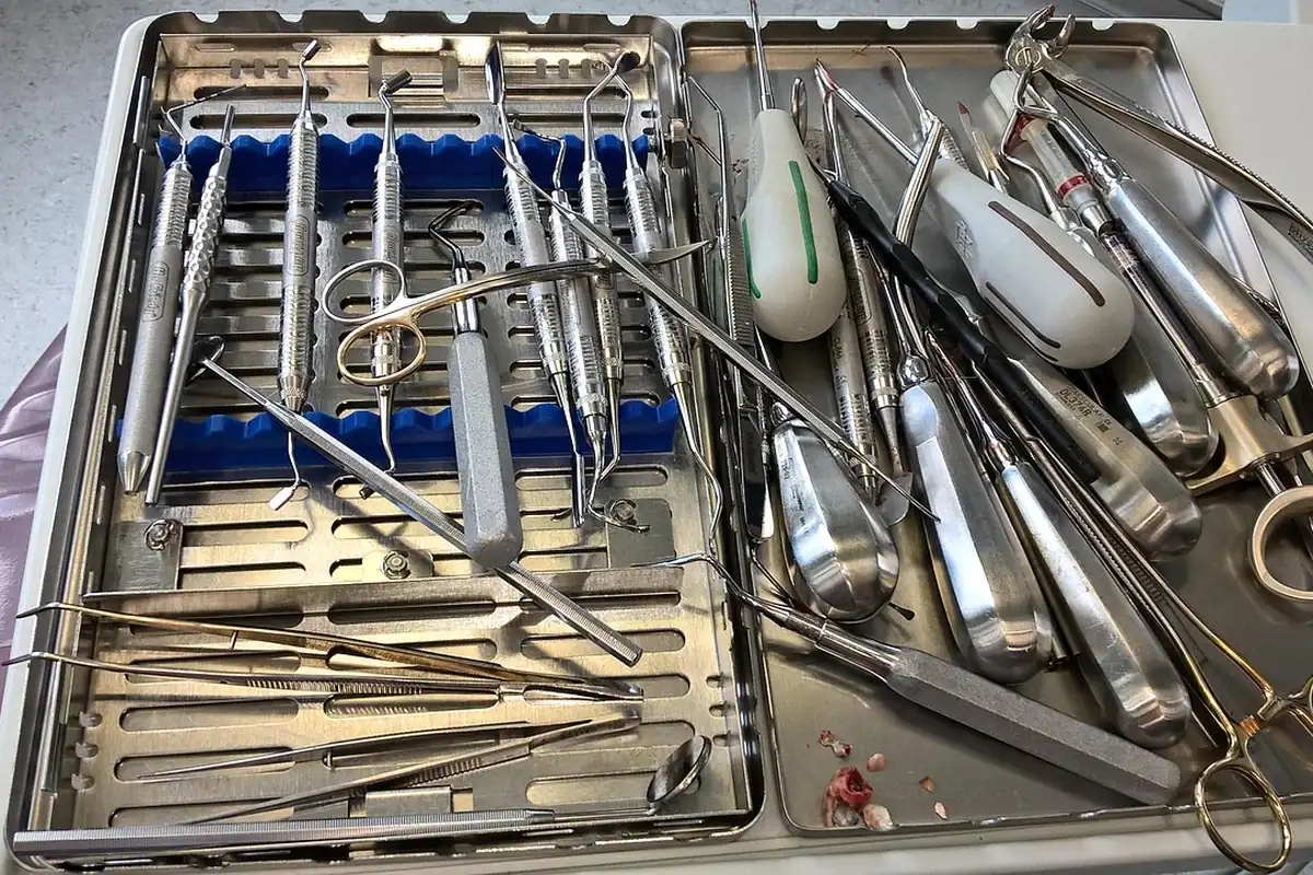 Oglindă dentară și instrumente stomatologice așezate pe o tavă, la un control de rutină