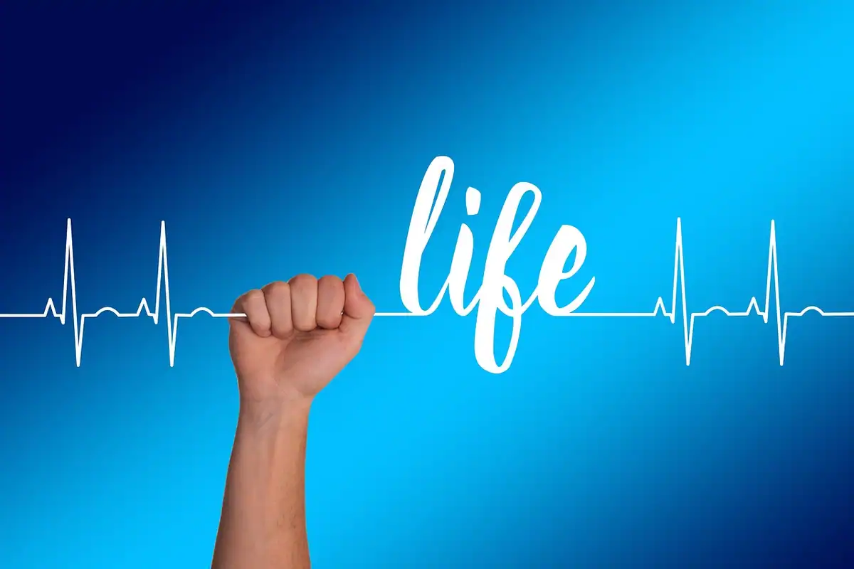 Fâșie de hârtie cu o linie de ECG care urmărește bătăile inimii, așezată pe o masă de consultație