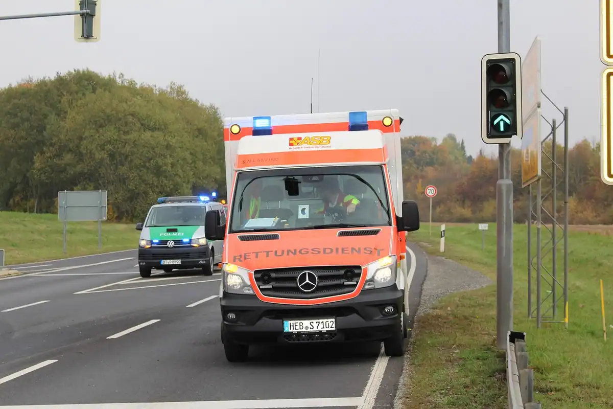 Ambulanță parcată cu girofarurile pornite, gata să intervină la un apel de urgență