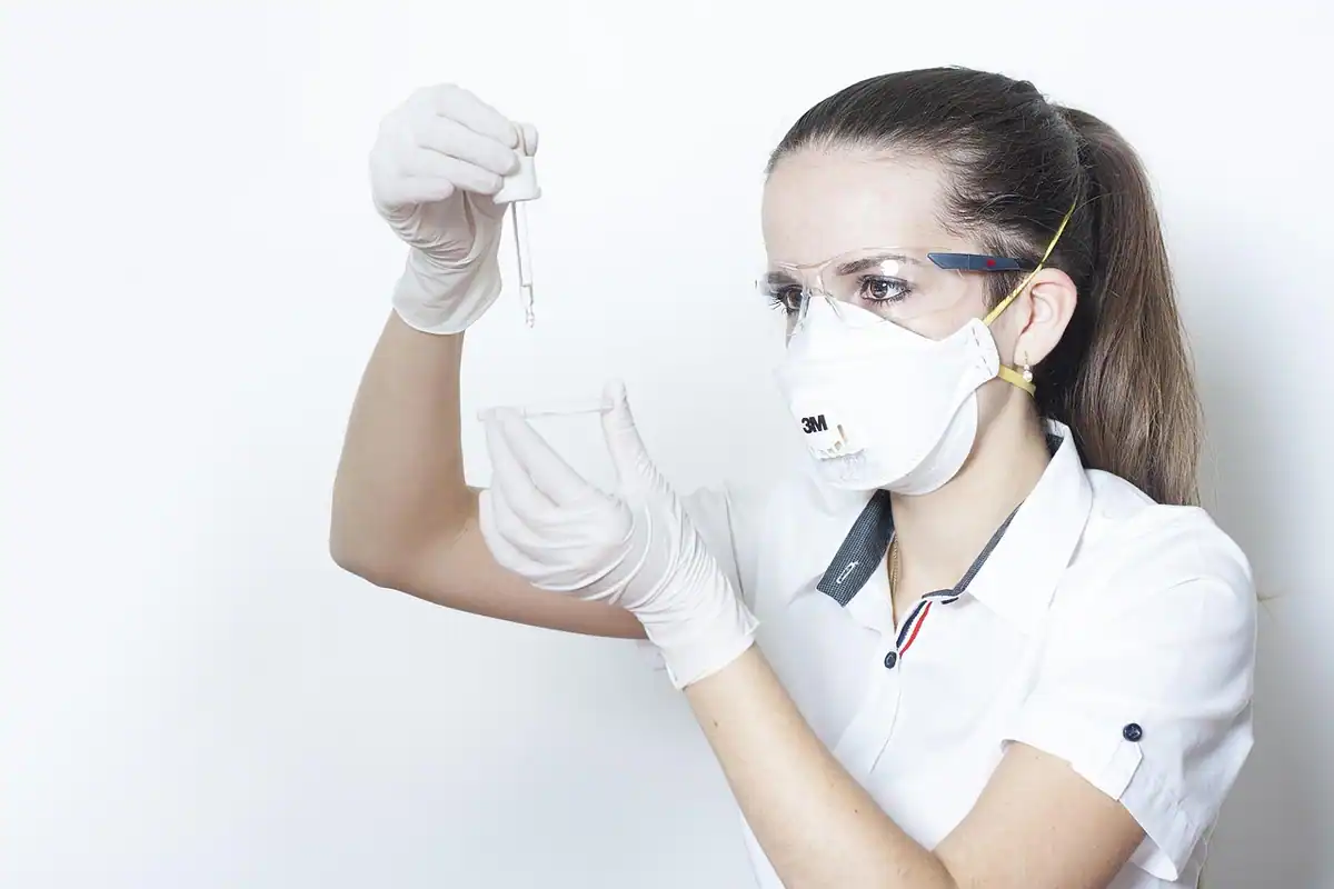 Pipetă și eprubete de laborator văzute de aproape, folosite la studiul compoziției vaccinurilor