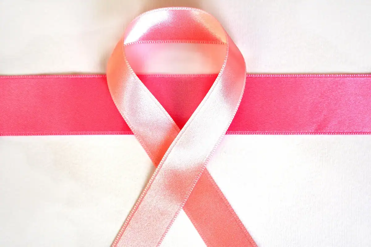 Fundă roz, simbol al luptei împotriva cancerului de sân, pe fundal alb