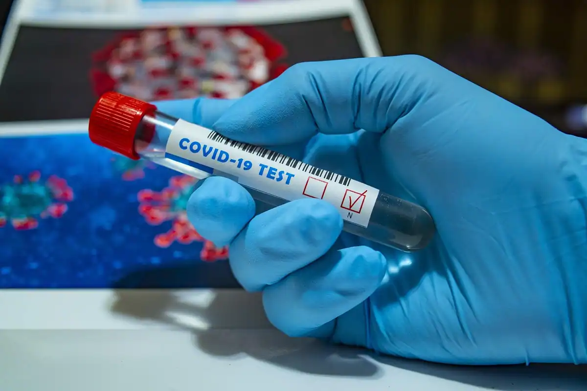 Eprubete de laborator, mănuși și suport pentru probe, folosite la testarea HIV și a altor infecții