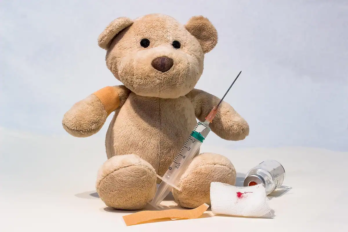 Seringă de unică folosință și fiolă de sticlă cu medicament