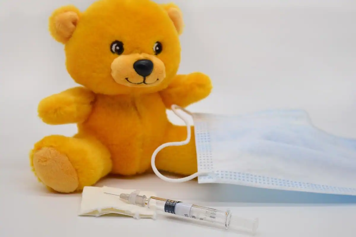 Sală de așteptare dintr-o clinică pediatrică, cu jucării pentru copii, înaintea unei vaccinări